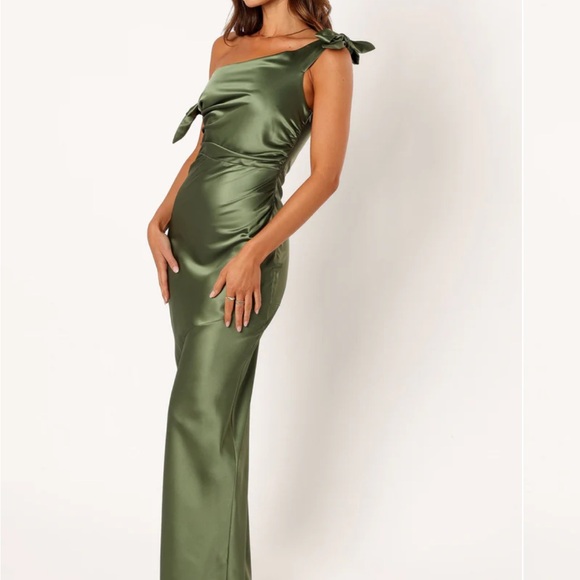 Petal & Pup Green One Shoulder Sheath Dress for Weddings - Picture 3 of 6